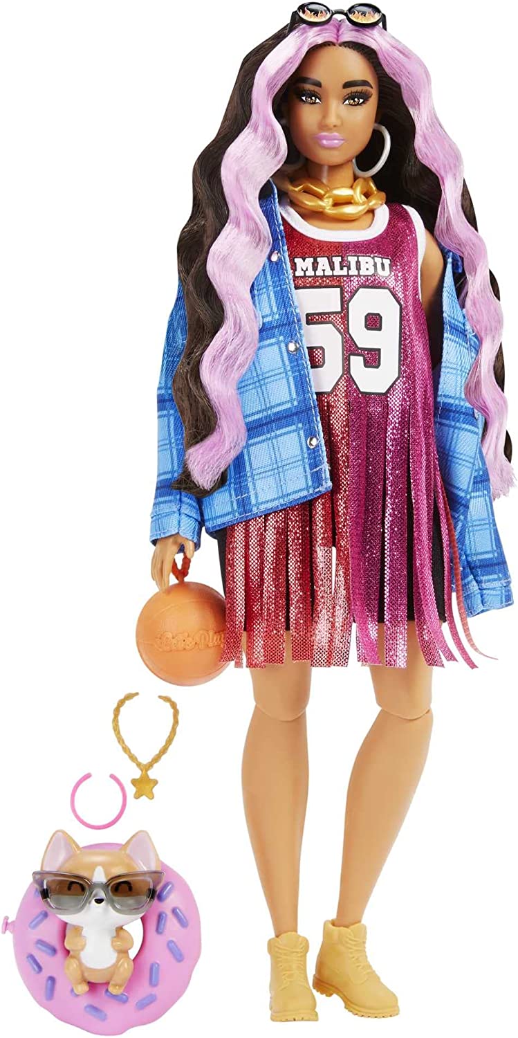 Barbie - Extra Bambola Snodata con Lunghissimi Capelli Ondulati con Ciocche  Rosa, con Maglia - Abito da Basket/e Pantaloncini da