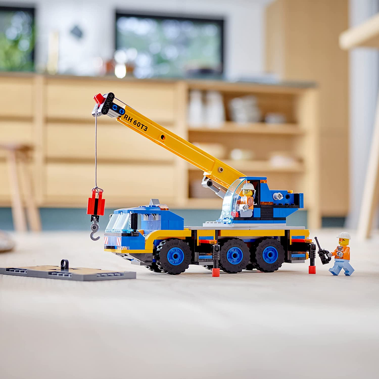 LEGO 60324 City Great Vehicles Gru Mobile, Camion Giocattolo per Bambini,  Ragazzi e Ragazze dai 7 Anni in su, Veicoli da Cantiere, Giochi Creativi