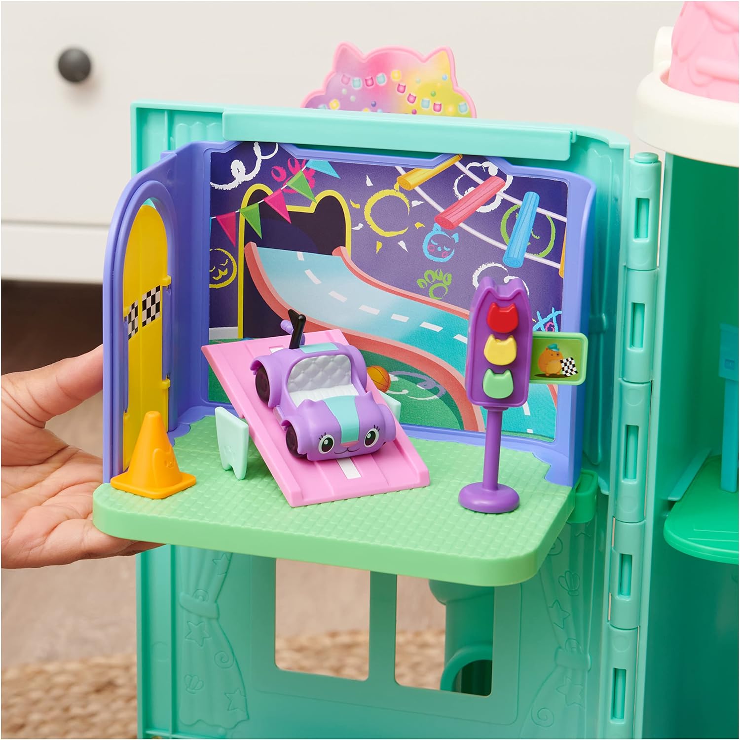 Gabby's Dollhouse, Stanza dei Giochi Purr-ific con la macchinina Giocattolo  Carlita Accessori, mobili e Scatola con Sorpresa