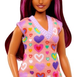 Mattel - Barbie Bambola Fashionistas con abito di maglia con stampa a cuore e tanti accessori, occhiali da sole e scarpe con la 