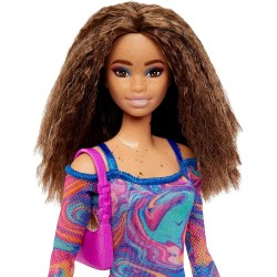 Mattel - Barbie Fashionistas con capelli frisÃ© e lentiggini, abito con stampa marmorizzata arcobaleno e tanti accessori, sandal