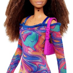 Mattel - Barbie Fashionistas con capelli frisÃ© e lentiggini, abito con stampa marmorizzata arcobaleno e tanti accessori, sandal