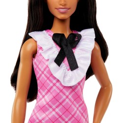 Mattel - Barbie Fashionistas con capelli neri e abito rosa a quadri, cerchietto perlato e scarpe con tacco e cinturino, 3+ anni,