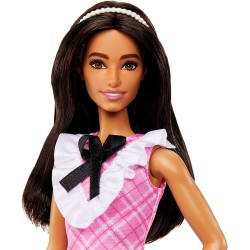 Mattel - Barbie Fashionistas con capelli neri e abito rosa a quadri, cerchietto perlato e scarpe con tacco e cinturino, 3+ anni,