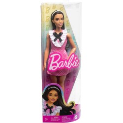 Mattel - Barbie Fashionistas con capelli neri e abito rosa a quadri, cerchietto perlato e scarpe con tacco e cinturino, 3+ anni,