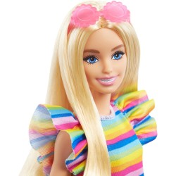 Mattel - Barbie Fashionistas bionda con apparecchio per i denti, abito arcobaleno e accessori, 3+ anni, HPF73