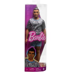 Mattel - Barbie Ken Fashionistas con capelli castani raccolti in uno chignon, t-shirt e shorts con motivo cachemire e accessori,