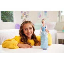 Mattel - Disney Princess - Cenerentola bambola con capi e accessori scintillanti ispirati al film, 3+ Anni, HLW06