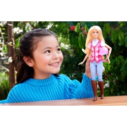 Mattel - Barbie Malibu, bambola bionda con outifit e accessori da equitazione inclusi, ispirata alla serie Netflix I misteri di 