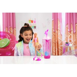 Mattel - Barbie - Pop Reveal Serie Frutta, Bambola a Tema Limonata di Fragole con 8 sorprese profumate e con Effetto Cambia Colo