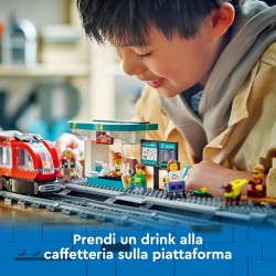 LEGO City Tram e Fermata del Tram, Treno Giocattolo da Costruire con Stazione e Vagoni Ferroviari, Giochi di Ruolo da 7 Anni in 