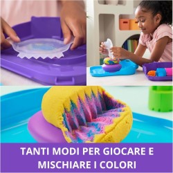 Kinetic Sand, Set di Gioco Squish Motion, Sabbia Colorata Rosa, Gialla, Blu, Sabbia Cinetica 453g, 5 Accessori, Comoda Valigetta