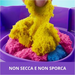 Kinetic Sand, Set di Gioco Squish Motion, Sabbia Colorata Rosa, Gialla, Blu, Sabbia Cinetica 453g, 5 Accessori, Comoda Valigetta