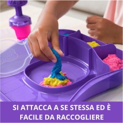 Kinetic Sand, Set di Gioco Squish Motion, Sabbia Colorata Rosa, Gialla, Blu, Sabbia Cinetica 453g, 5 Accessori, Comoda Valigetta