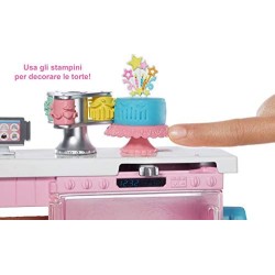 Barbie La Pasticceria Playset con Bambola Bionda, Isola per Cucinare, Forno e Accessori, Giocattolo per Bambini 4+ Anni