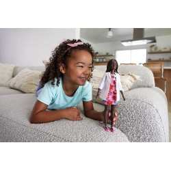 Mattel -Barbie - ​Bambola Dottoressa Castana Riccia con Stetoscopio, Vestiti e Accessori , Giocattolo per Bambini 3 + Anni, GYT2