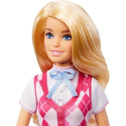 Mattel - Barbie Malibu, bambola bionda con outifit e accessori da equitazione inclusi, ispirata alla serie Netflix I misteri di 