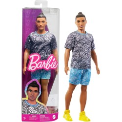 Mattel - Barbie Ken Fashionistas con capelli castani raccolti in uno chignon, t-shirt e shorts con motivo cachemire e accessori,