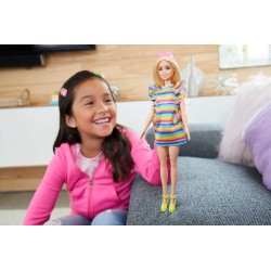 Mattel - Barbie Fashionistas bionda con apparecchio per i denti, abito arcobaleno e accessori, 3+ anni, HPF73