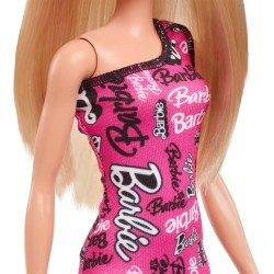 Mattel - Barbie - Bambola bionda con capelli lisci, indossa un abito monospalla rosa e scarpe removibili con stampa del logo, gi