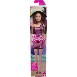 Mattel - Barbie - Bambola bionda con capelli lisci, indossa un abito monospalla rosa e scarpe removibili con stampa del logo, gi