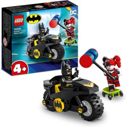 LEGO 76220 - DC Batman Contro Harley Quinn, Set di Action Figure di Supereroi con Skateboard e Moto - LG76220