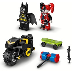 LEGO 76220 - DC Batman Contro Harley Quinn, Set di Action Figure di Supereroi con Skateboard e Moto - LG76220