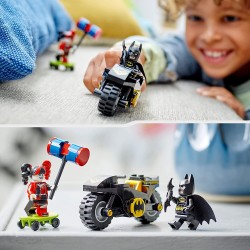 LEGO 76220 - DC Batman Contro Harley Quinn, Set di Action Figure di Supereroi con Skateboard e Moto - LG76220