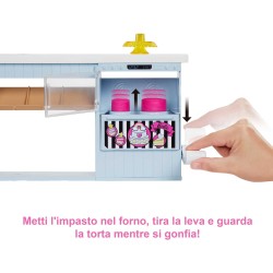 Mattel - Barbie-PlaySet Pasticceria con Bambola dai Capelli Rosa, 2 Barattolini di Pasta Modellabile - HGB73