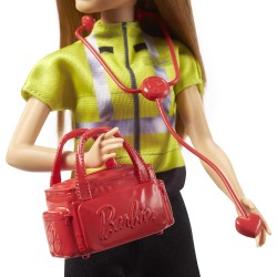 Mattel - Barbie - Bambola Paramedico Bruna con Stetoscopio, Kit di Pronto Soccorso e Tanti Accessori - GYT28