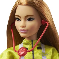 Mattel - Barbie - Bambola Paramedico Bruna con Stetoscopio, Kit di Pronto Soccorso e Tanti Accessori - GYT28