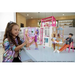 Mattel - Barbie - Playset con Bambola e Casa a 2 Piani con 4 Aree Gioco, Arredata, con Cagnolino e Accessori - HCD48