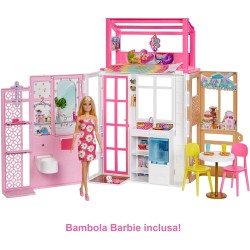 Mattel - Barbie - Playset con Bambola e Casa a 2 Piani con 4 Aree Gioco, Arredata, con Cagnolino e Accessori - HCD48