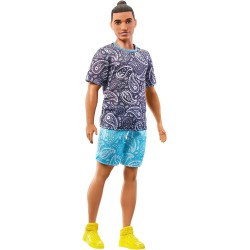 Mattel - Barbie - Barbie Fashionistas, bambola Ken con capelli castani raccolti in uno chignon, t-shirt e shorts con motivo cach