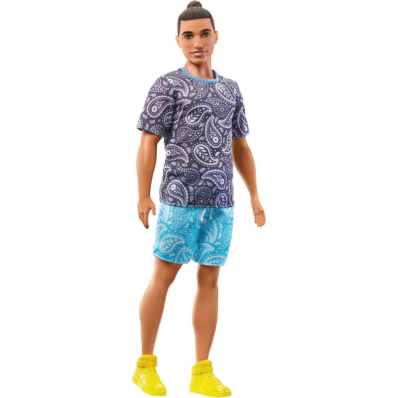 Mattel - Barbie - Barbie Fashionistas, bambola Ken con capelli castani raccolti in uno chignon, t-shirt e shorts con motivo cach