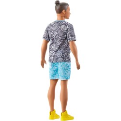 Mattel - Barbie - Barbie Fashionistas, bambola Ken con capelli castani raccolti in uno chignon, t-shirt e shorts con motivo cach