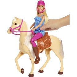 Barbie - Playset Bambola e Cavallo, Include una Barbie Snodata Bionda con il Caschetto e il Suo Cavallo, FXH13