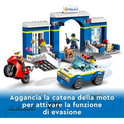 LEGO 60370 City Inseguimento alla Stazione di Polizia con Macchina e Moto Giocattolo, Prigione, Percorso ad Ostacoli, 4 Minifigu