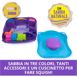 Kinetic Sand, Set di Gioco Squish Motion, Sabbia Colorata Rosa, Gialla, Blu, Sabbia Cinetica 453g, 5 Accessori, Comoda Valigetta