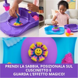 Kinetic Sand, Set di Gioco Squish Motion, Sabbia Colorata Rosa, Gialla, Blu, Sabbia Cinetica 453g, 5 Accessori, Comoda Valigetta