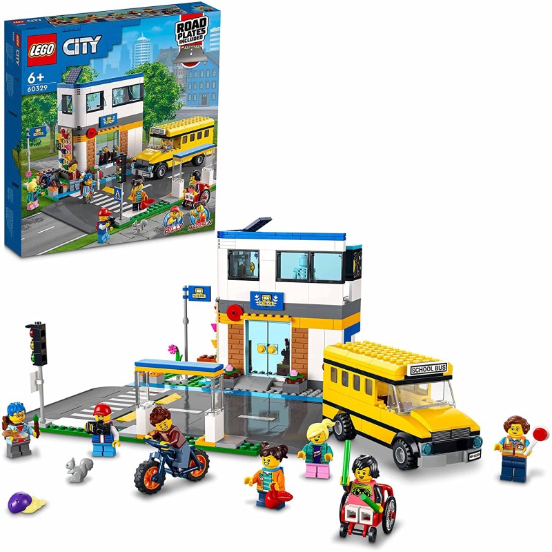 LEGO City Giorno di Scuola, Set Serie Adventures con Autobus Giocattolo, 2 Aule e Strada, per Bambini di 6 Anni, 60329