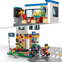 LEGO City Giorno di Scuola, Set Serie Adventures con Autobus Giocattolo, 2 Aule e Strada, per Bambini di 6 Anni, 60329