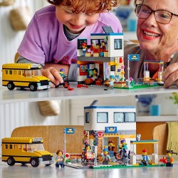 LEGO City Giorno di Scuola, Set Serie Adventures con Autobus Giocattolo, 2 Aule e Strada, per Bambini di 6 Anni, 60329