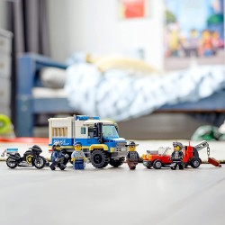 LEGO City Trasporto dei Prigionieri della Polizia, Camion Giocattolo con Moto, Auto, 4 Minifigure, Snake Rattler e Clara La Crim