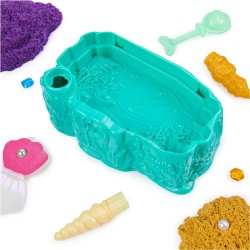 Spin Master - Kinetic Sand, Playset Il Cristallo della Sirenetta, Sabbia Colorata Cinetica 481 g, Accessori per Scavare e Scopri