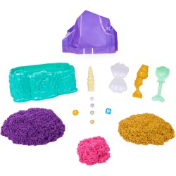 Spin Master - Kinetic Sand, Playset Il Cristallo della Sirenetta, Sabbia Colorata Cinetica 481 g, Accessori per Scavare e Scopri