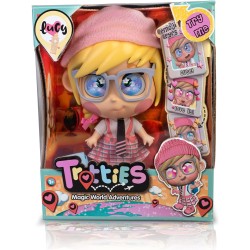 Trotties - Lucy, bambola Trottie da Londra, bambole 25 cm con accessori: uno zaino e una mappa - TFT02000