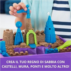 Kinetic Sand - Playset Regno di Sabbia, 1,13 kg di Sabbia Effetto Spiaggia, Formine e Accessori, Giochi Creativi, 3+ Anni - 6067