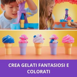 Kinetic Sand - Gelateria Colorata, Sabbia Cinetica 396g di Sabbia Blu, Rosa e Bianca, 2 Coni Gelato Giocattolo, 2 Strumenti per 