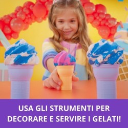 Kinetic Sand - Gelateria Colorata, Sabbia Cinetica 396g di Sabbia Blu, Rosa e Bianca, 2 Coni Gelato Giocattolo, 2 Strumenti per 